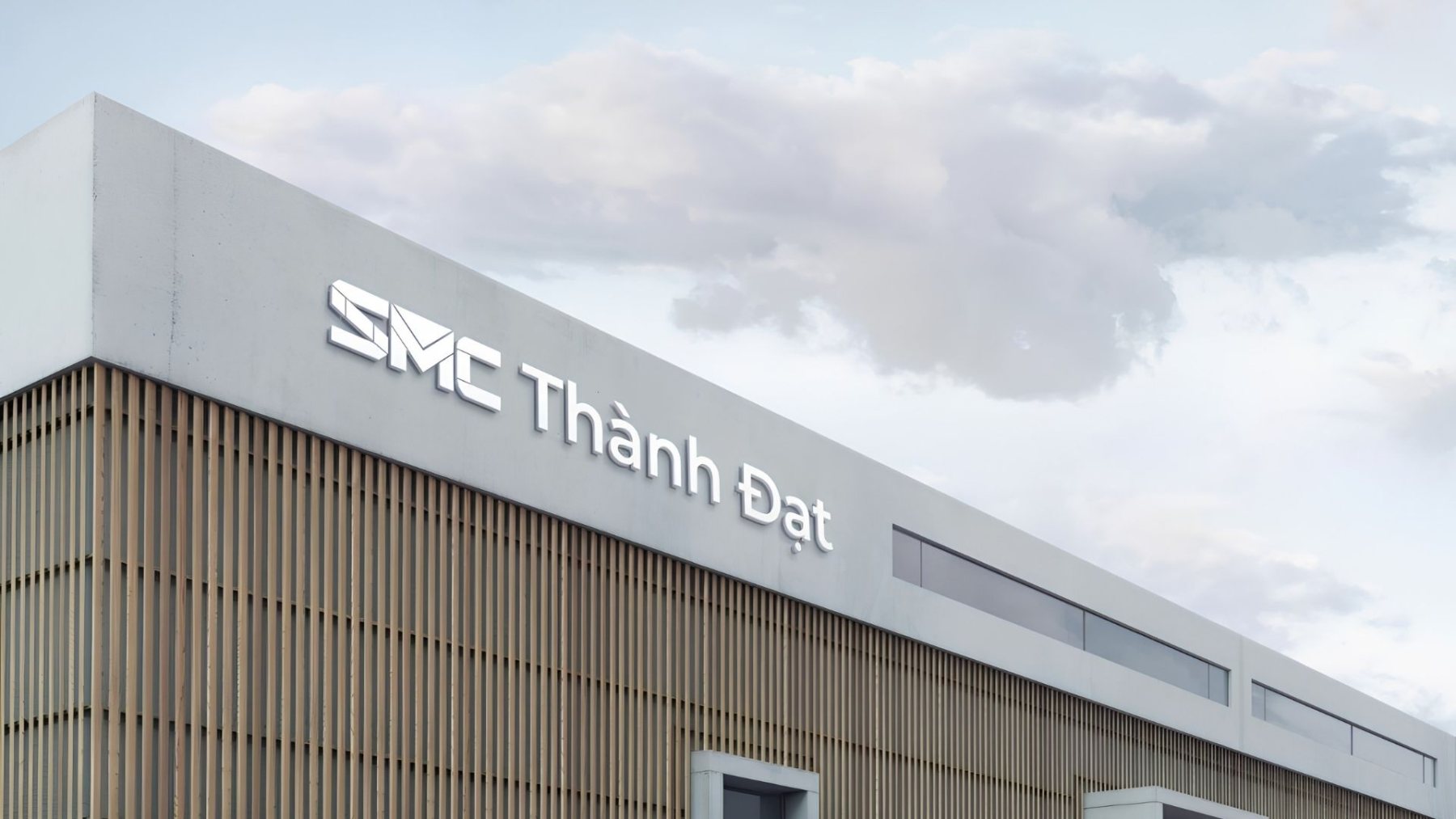 Mặt tiền toà nhà gắn biển SMC Thành Đạt