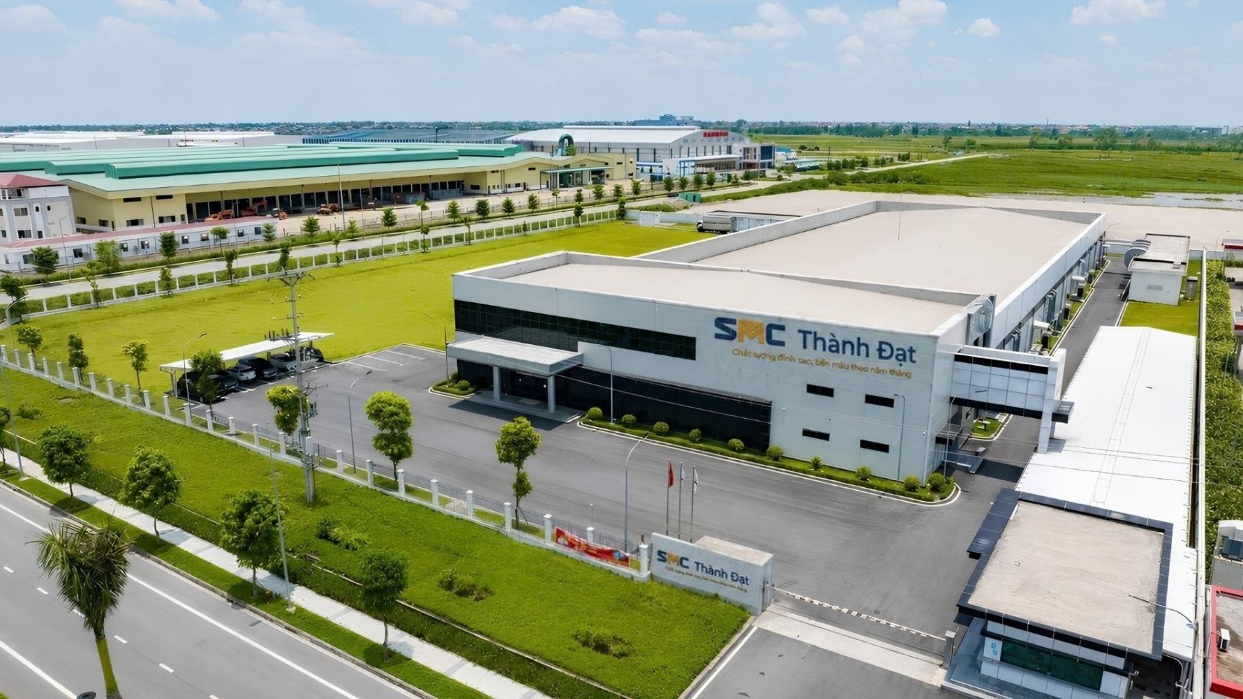 Nhà máy SMC Thành Đạt nhìn từ trên cao, biển hiệu và slogan trên tường
