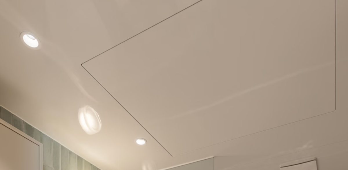 Trần nhựa SMC trắng bóng với đèn downlight tròn trong phòng tắm